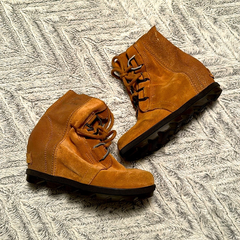 Girls tan suede lace up Sorel ankle boots